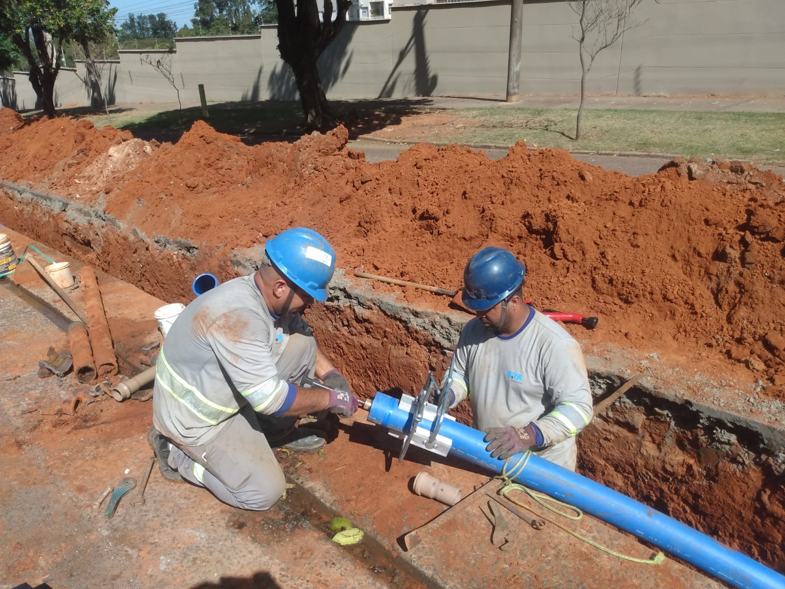 BRK finaliza nesta sexta (28) obra de substituição de rede de água em rua do Jardim Esmeralda