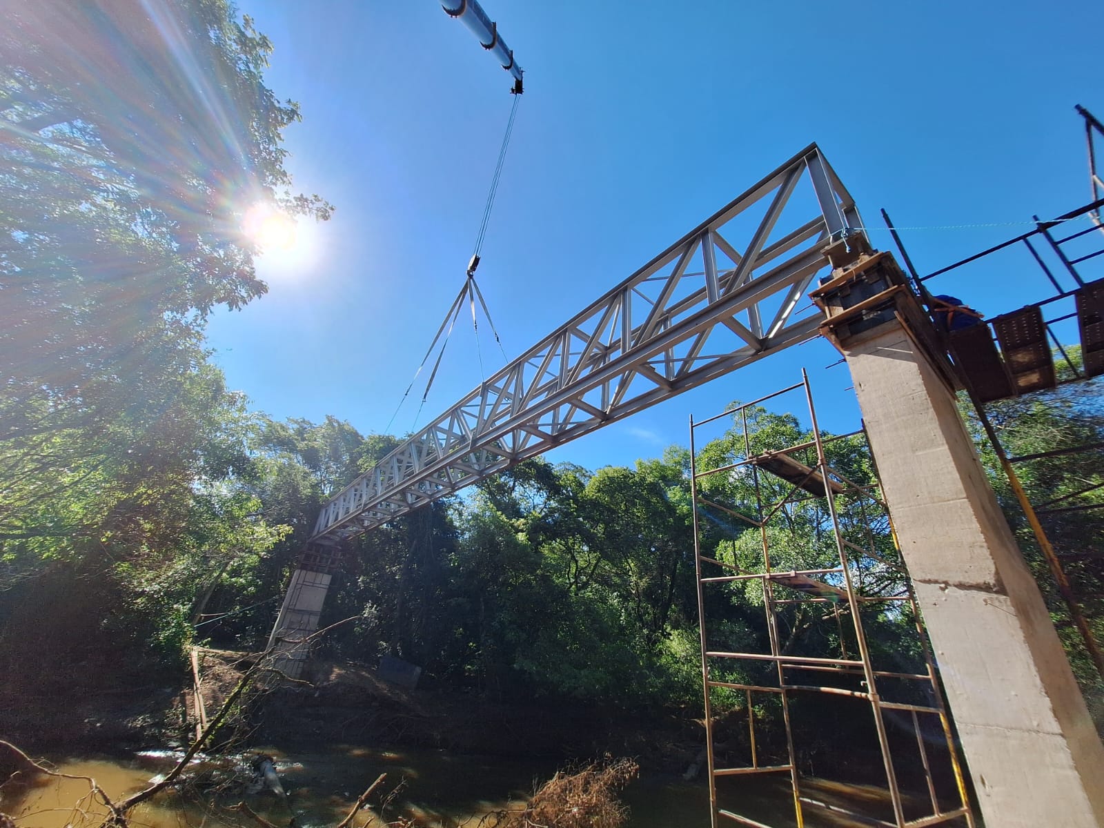 BRK faz içamento de estrutura metálica da travessia aérea da adutora em Porto Ferreira