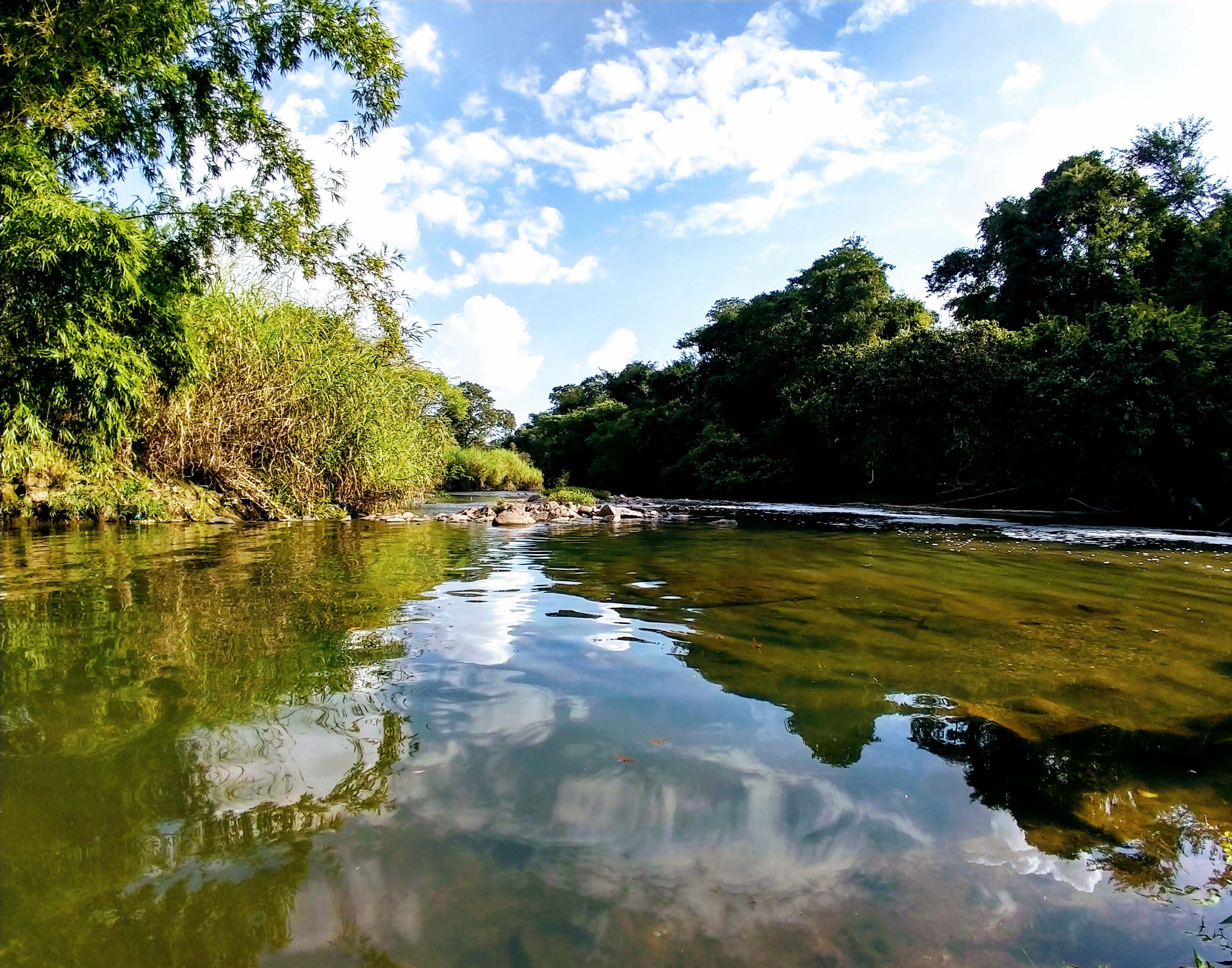 Córrego da Servidão quando encontra o Rio Corumbataí, em Rio Claro (SP).