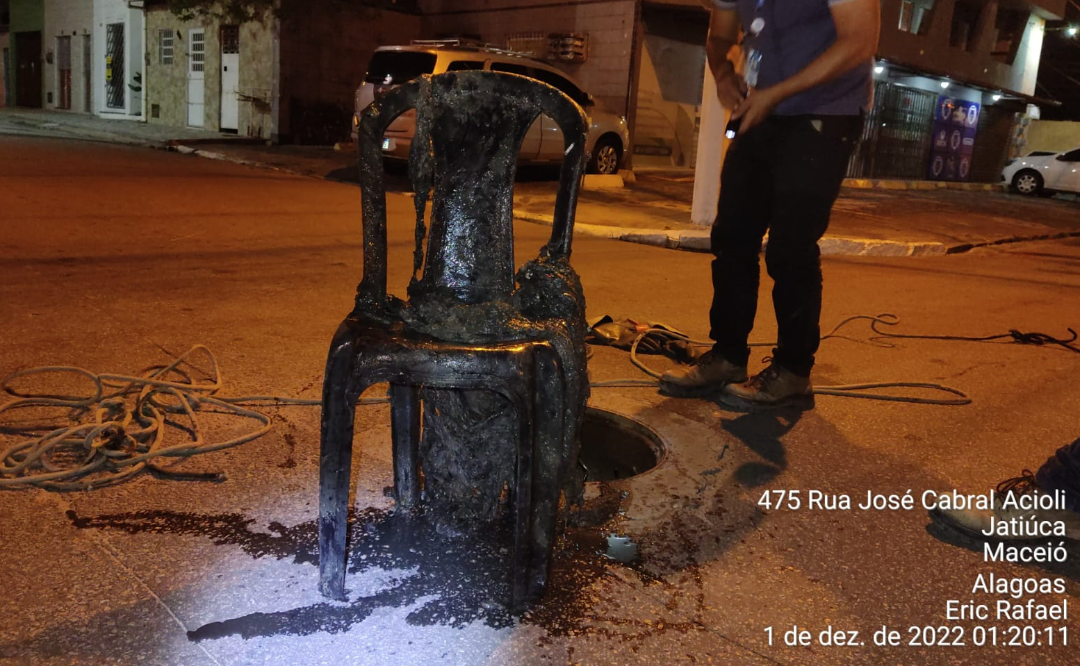 cadeira de plástico dentro da tubulação-1