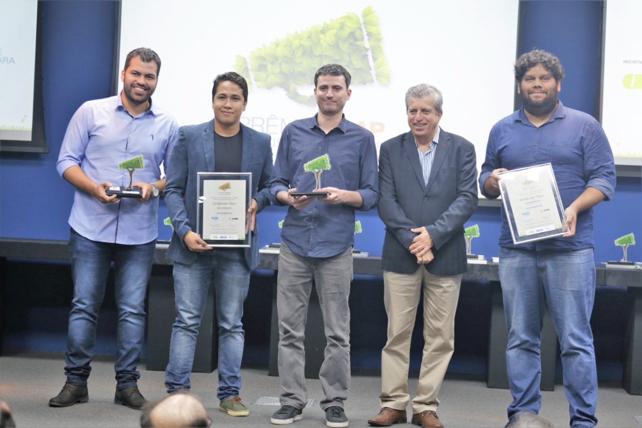 Equipe de comunicação da BRK e agência recebem prêmio de Empresa do Ano da ABAP.