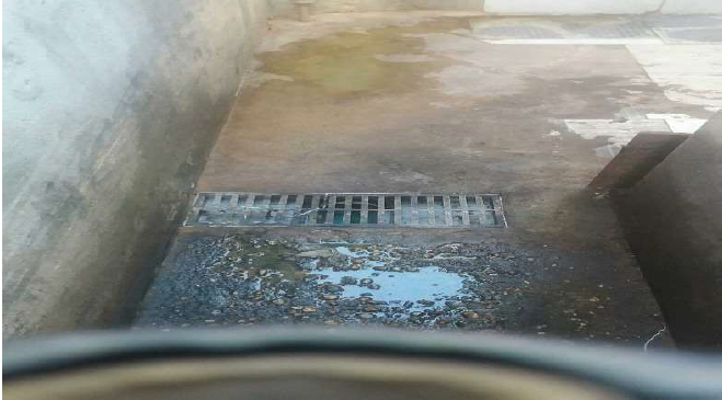 Ralos externos como este, encontrado em uma fiscalização, levam água da chuva incorretamente para a rede de esgoto.