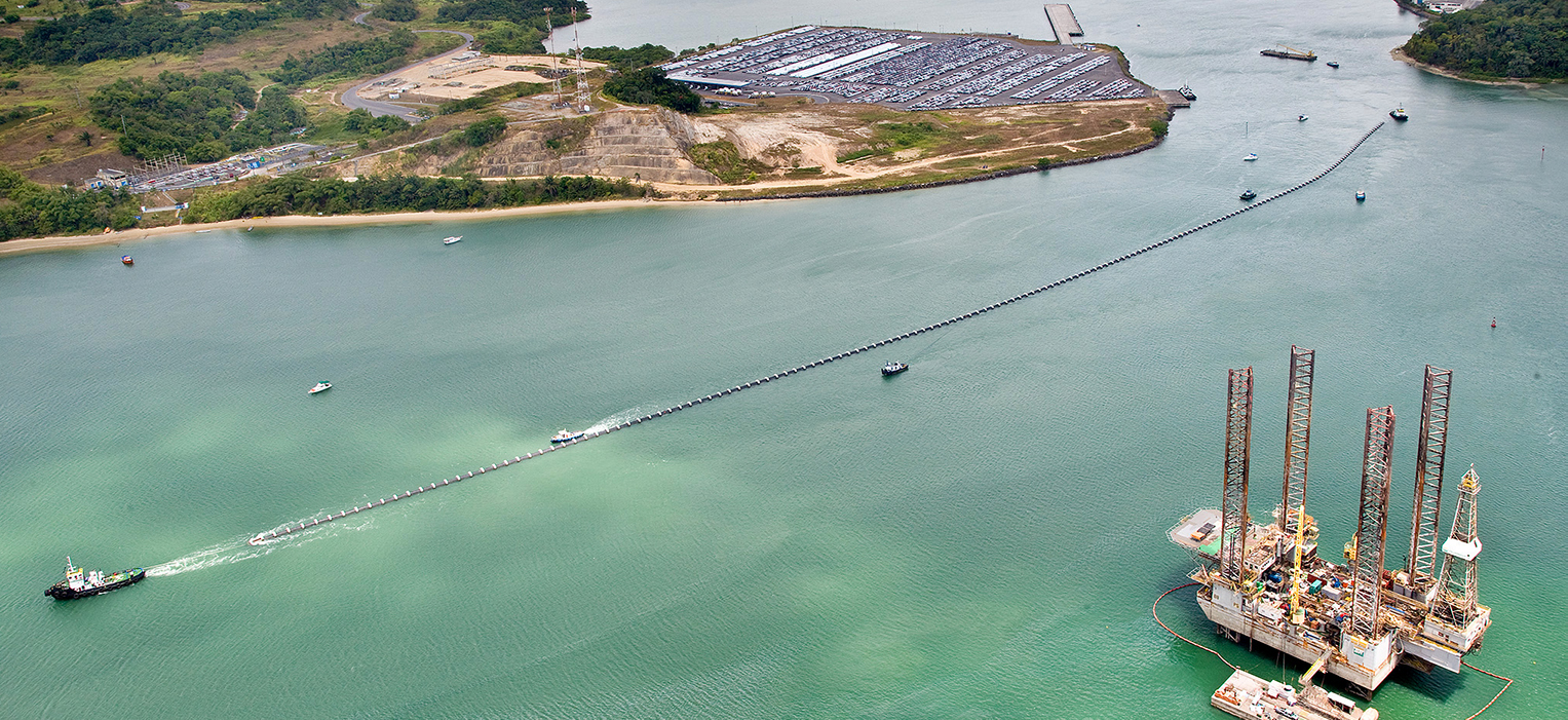 Sistema de disposição oceânica do Jaguaribe visto do céu, barcos e praias ao fundo.