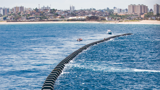 Sistema de disposição oceânica do Jaguaribe visto do mar, com Salvador ao fundo.