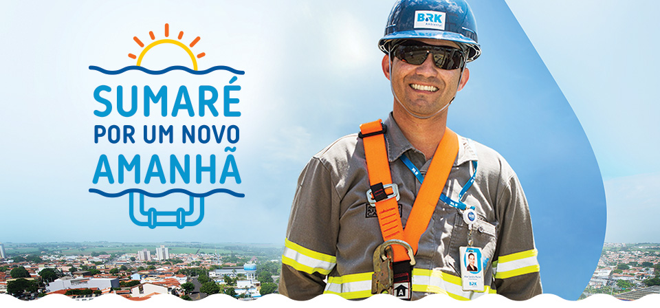 Um homem sorridente com uniforme da BRK Ambiental e ao lado os dizeres Sumaré por um novo amanhã
