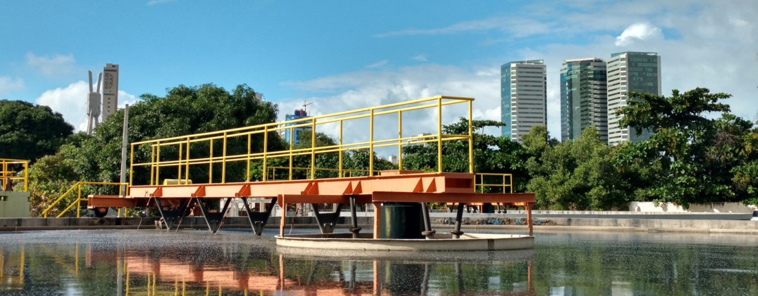 Estação de Tratamento de Esgoto (ETE) Cabanga com a cidade de Recife ao fundo.