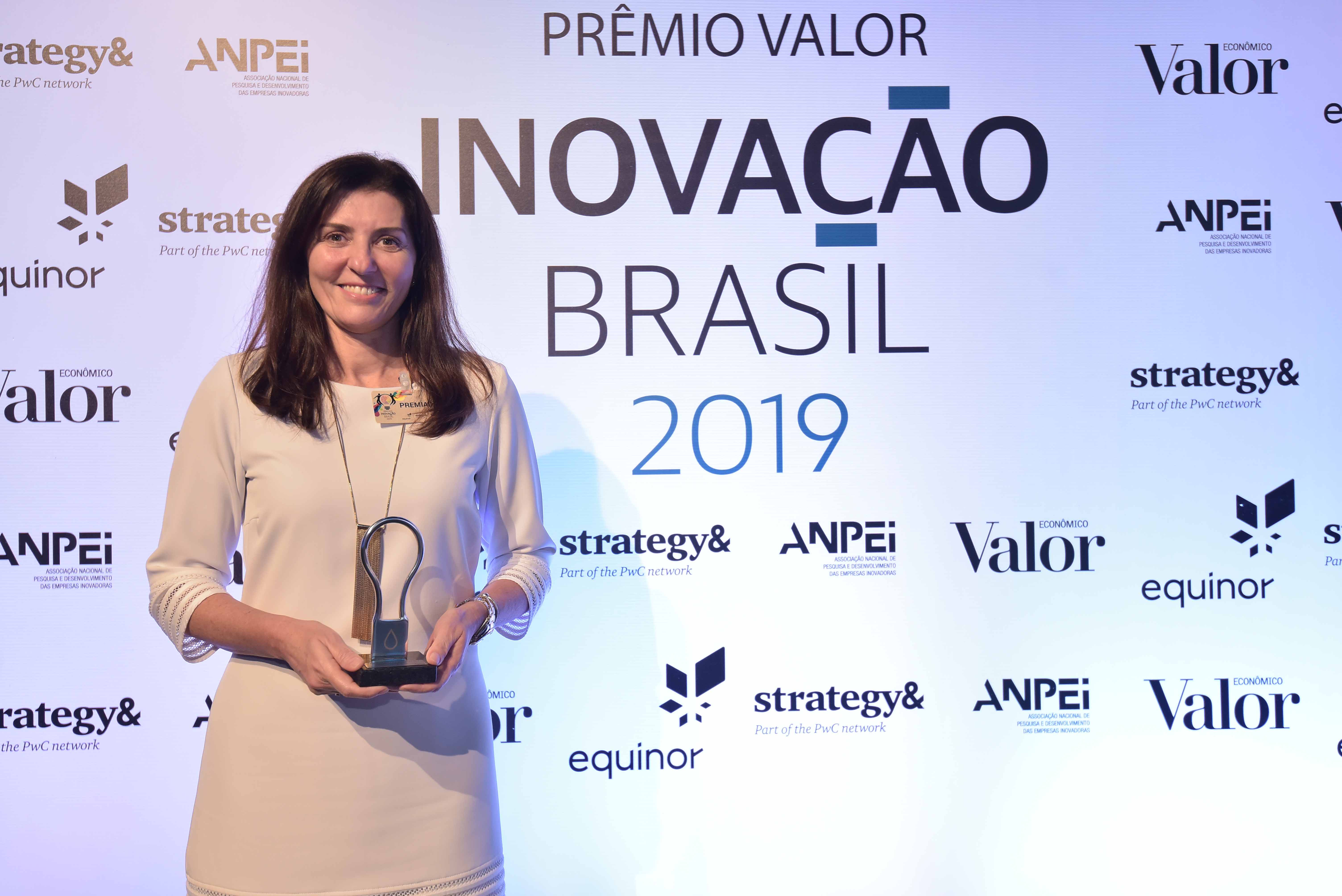 Teresa Vernaglia, CEO da BRK Ambiental, recebe prêmio Valor Inovação em infraestrutura
