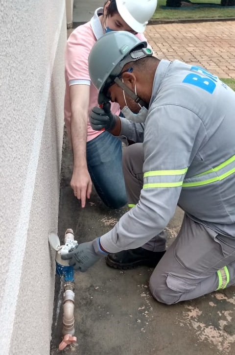 Funcionários da BRK implementam a tecnologia de telemetria nos hidrômetros