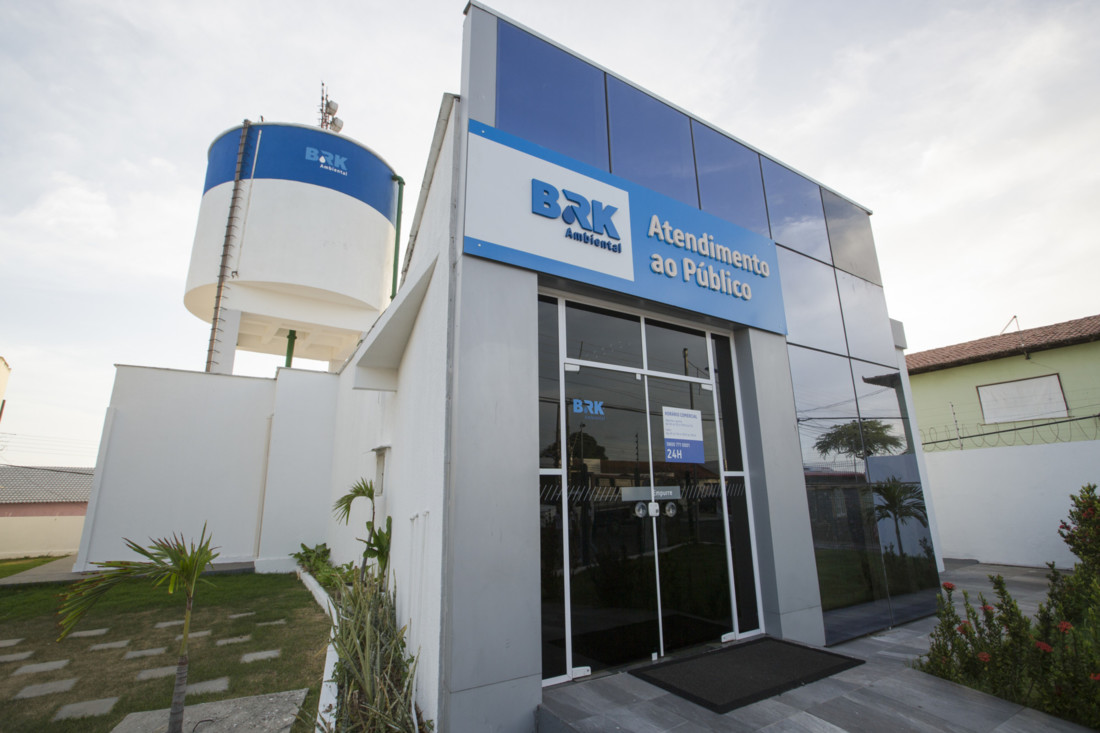 Loja de Atendimento da BRK Ambiental com reservatório elevado ao fundo em São José do Ribamar, no Maranhão